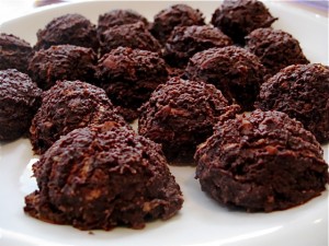 Raw Chocolate Zuccaroons – Combination of Zucchini Cacao Cookies with Macaroons