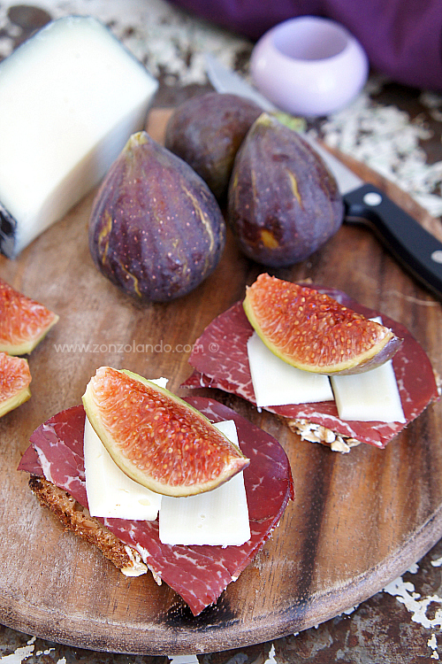 Crostini con bresaola, fichi e formaggio ricetta - figs and cheese tasty recipe