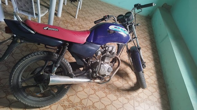 Motocicleta com numeração de chassi suprimida é apreendida pela Polícia Militar, em Macajuba