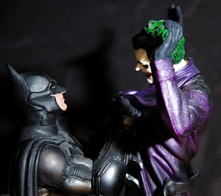 Batman e Coringa frente a frente.