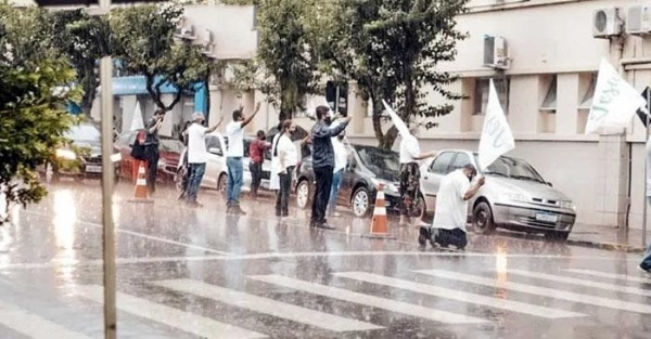 Iglesias brasileñas oran bajo la lluvia pidiendo a Dios sanidad para su país