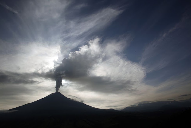 ”View_from_Cotalo_Ecuador_of_The_Tungurahua_Volcano”