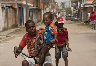 Horizonte femenino, Niños habitantes de barrios pobres