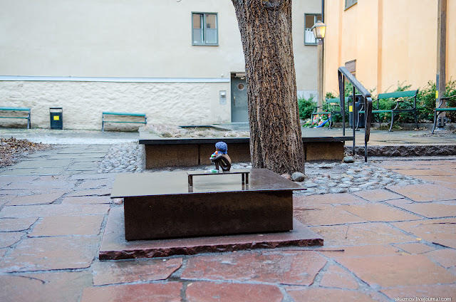 Pojke som tittar på månen,  Boy looking at the Moon,  Iron Boy,  Olle,  Järnpojke,  Sculptor Liss Eriksson,  smallest monument in Sweden,  Church Finska Kyrkan,