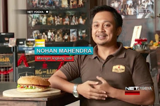 Tempatnya di kedai Ling Lung. Ukuran diameternya mencapai 23 cm. Kreasi menu burger dengan ukuran super jumbo sengaja dibuat untuk menarik minat pengunjung.