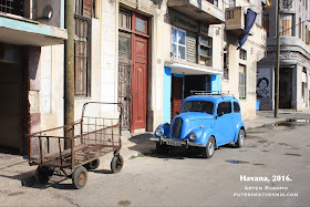 Тележка и старое авто в Гаване