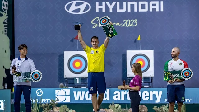 D'Almeida subindo ao pódio das Finais da Copa do Mundo