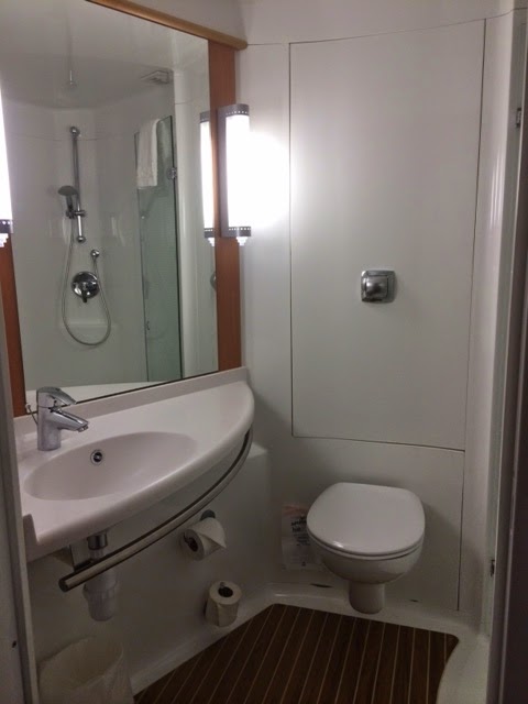 bathroom at Ibis Birmingham Airport