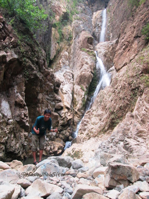 Berpose di depan curug Silangit