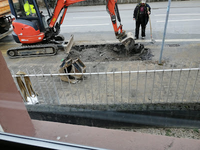 Die Wasserleitung ist abgestellt und die Fahrbahndecke wird geöffnet, Fotos: Klaus Hübner 2023.