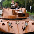 Un padre en Vietnam transforma furgoneta en tanque de madera para su hijo