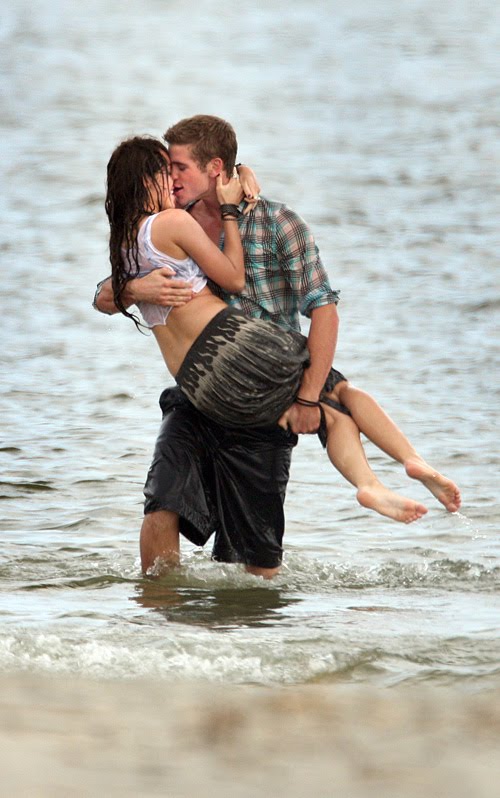 selena gomez kissing miley cyrus on the lips. justin bieber kissing miley