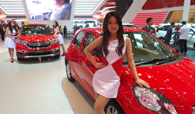 Melirik SPG Gadis Belia Di Booth Honda GIIAS 2015