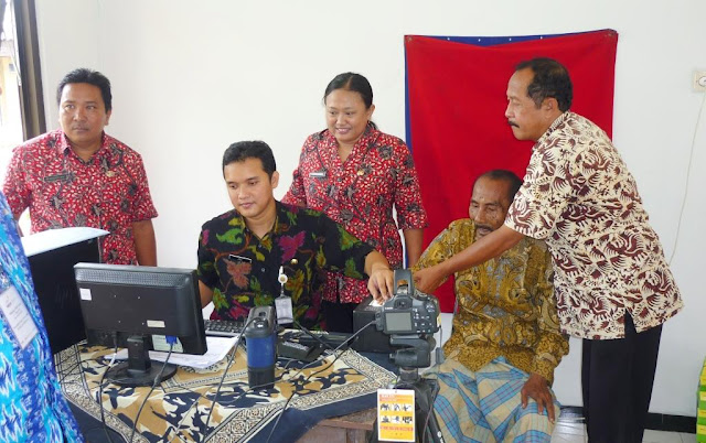 Pembuatan identitas diri Penerima Manfaat kerjasama dengan Dispendukcapil Kab. Kendal