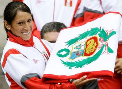 Gladys Tejeda con la bandera del Perú