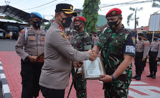 Kapolres Sukoharjo Berikan Penghargaan kepada Tiga Prajurit Kopassus yang Berhasil Tangkap Pelaku Narkoba