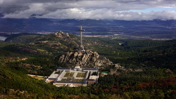 Primo de Rivera, víctimas sin nombre y el negocio de los monjes: lo que la salida de Franco deja pendiente en el Valle de los Caídos