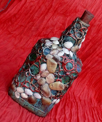 The cork adds charm to this bottle decorated with sea shells.