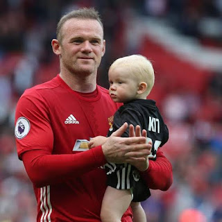 Rooney-gendong-anak