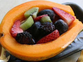 Papayas Rellenas con Uvas y Moras