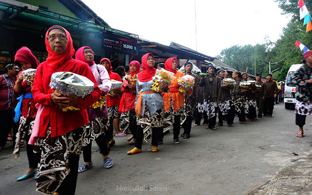 Arakan Kirab Ritual Ruwat Bumi di Gunung Tidar mulai berjalan