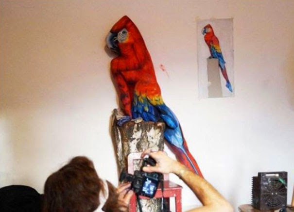 amazing pictures, incredible art of Johannes Stoetter, parrot painting on body Johannes Stoetter