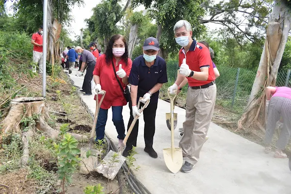 ▲植栽活動由榮家住民及員工親手種下自己的苗木，改善生態景觀及綠美化後山環境。（記者林明佑翻攝）