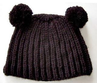 http://www.porcuatrocuartos.com/ideas-para-tejedoras-principiantes-gorro-con-dos-pompones/3020