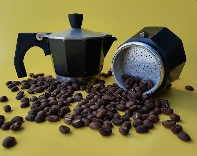 Making espresso at home, either with or without a machine