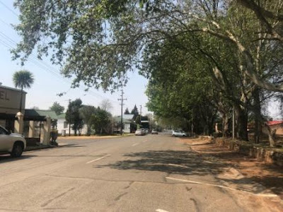 Dullstroom street with trees