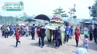 Pemikul tumpeng agung