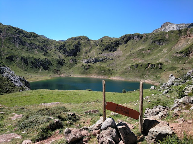 Lago de la Cueva desde el sendero al llegar