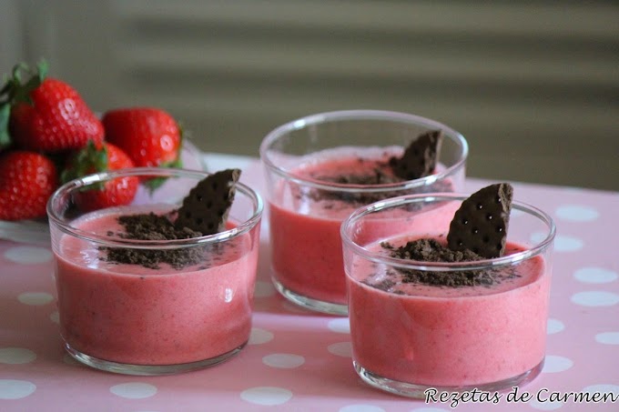 Mousse de fresa fácil con crumble de galletas.