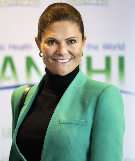 Crown Princess Victoria wore a green lapelless fitted blazer suit by Zara. The Princess wore a black turtleneck wool sweater