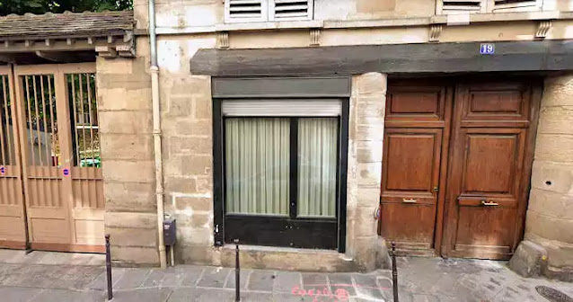 puerta de una casa particular para pasar a la capilla de Saint-Aignan