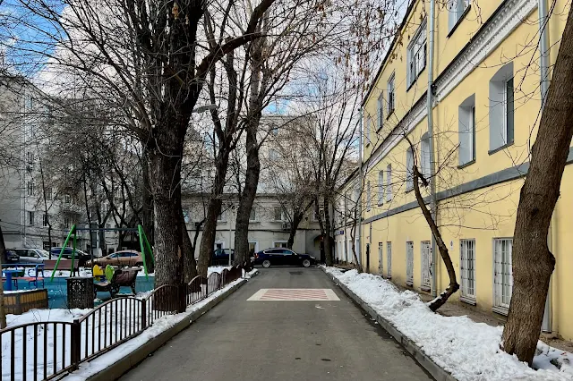 Большой Власьевский переулок, дворы