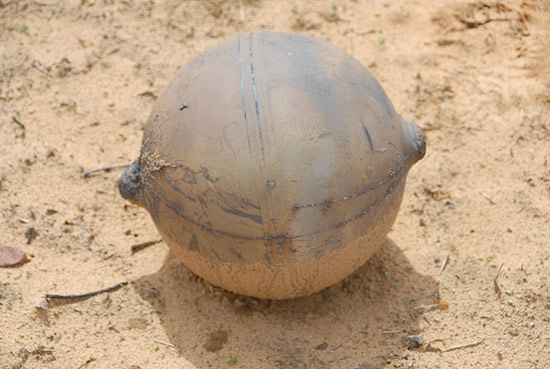 Bola metálica de 6 kg despenca do céu e cai na Namíbia