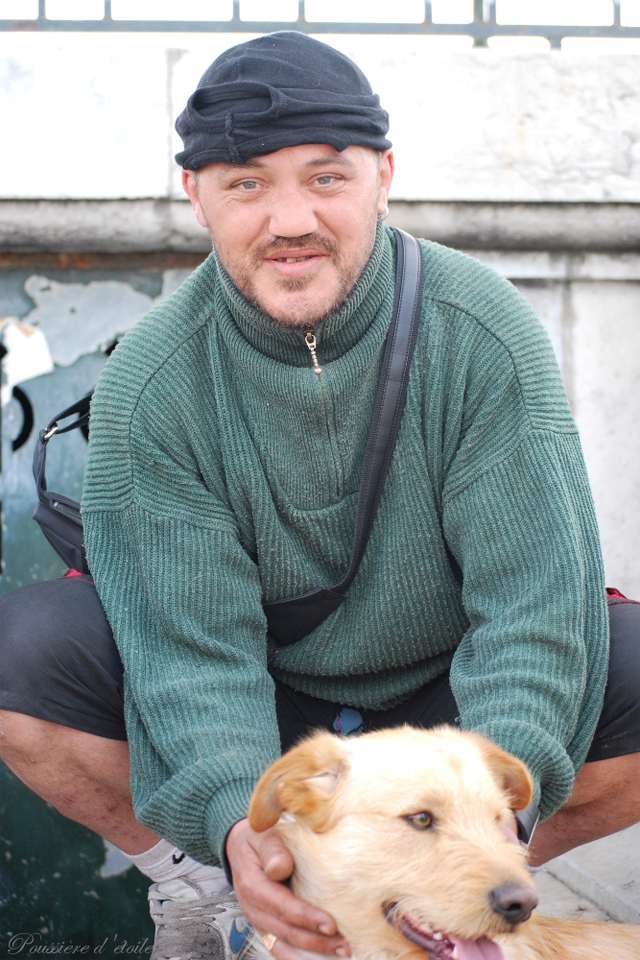 15 fotos encantadoras mostram o amor dos moradores de rua por seus cachorros