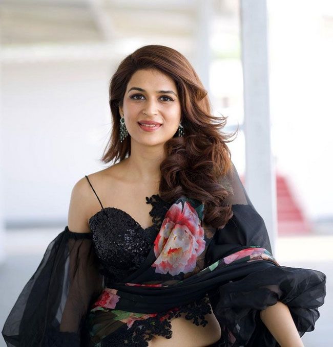 Looks: Shraddha Das Dreamy Looks In Black Saree backless saree caught everyones attention, see