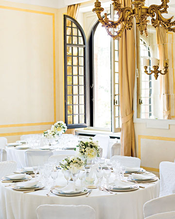 Table arrangements for your wedding in sunny yellow hues