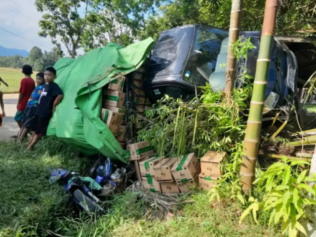 Ban Belakang Pecah, Mobil Tabrak Suami Istri di Jalan Ngabang