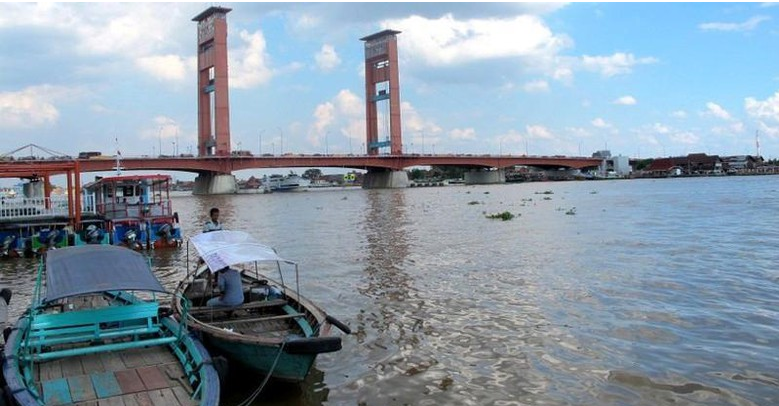 MagazinesPianoQQ | HEADLINES : Generasi Milenial, Diputus Cinta Terjun dari Jembatan Ampera