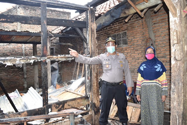 Rumah Terbakar Ludes, Janda Sebatang Kara Diungsikan Ke Rumah Dinas Kapolsek