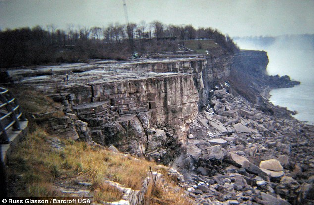 Foto Langka Saat Air Terjun Niagara Mengering [ www.BlogApaAja.com ]