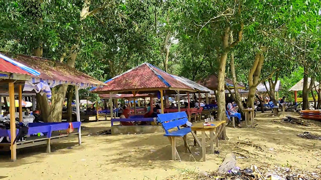 Suasana Ramai disekitar Gazebo tepi Pantai Air Mata Permai Photo