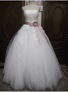 Vestido de novia corte princesa, sin hombros, sin magas, con escote recto, falda en capas y cinturón oscuro