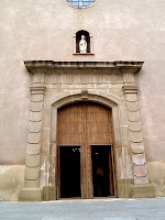 La portalada de la façana de migdia de l'església de Sant Hilari