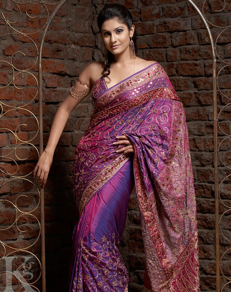 Model And Actress Divya Parameshwaran Hot Navel 