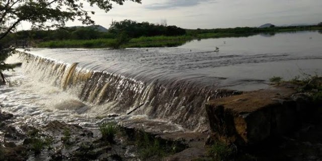 Açude do Sertão da PB sangra e deixa cerca de 25 famílias isoladas