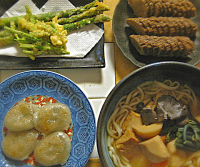 今日の晩ご飯　山菜うどん　ミニ天ぷら　いぶりがっこ　ニラ饅頭